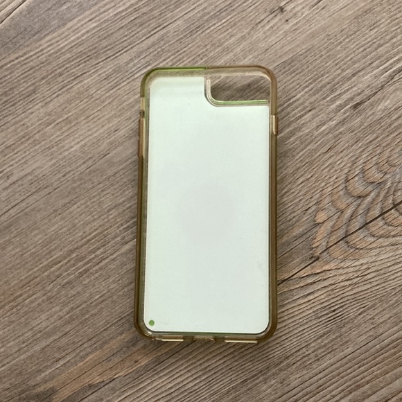 this a glow in the dark phone case,it’s green sand that glows if you show light. - Picture 2 of 3